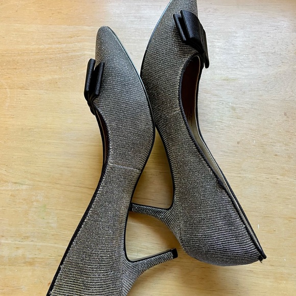Adrienne Vittadini silver/gold sparkly Bow Pump Size 8.5 - Picture 7 of 14